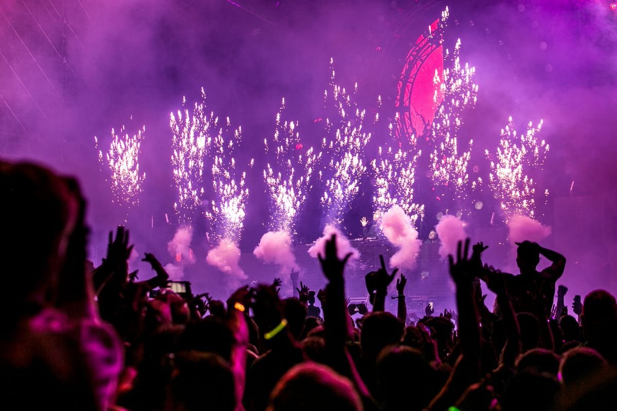 Foule et jeux de lumière lors d'un spectacle