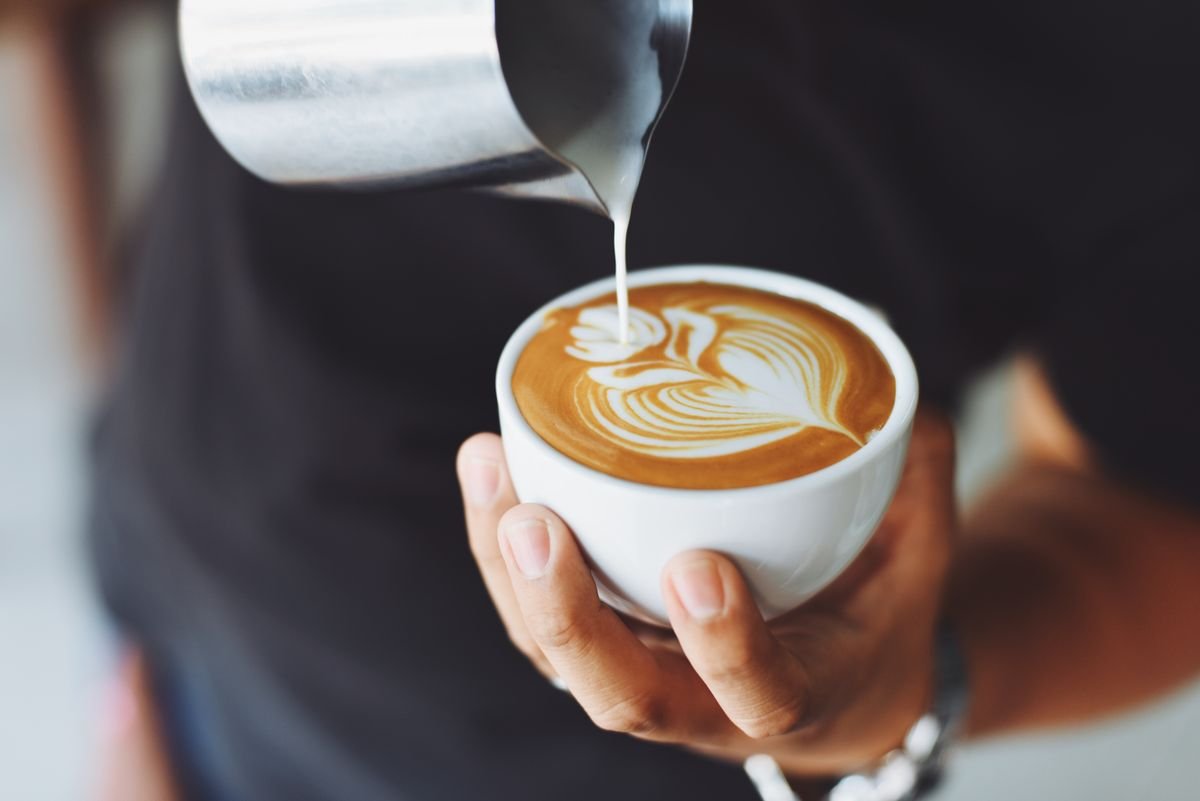Barista versant un latte art