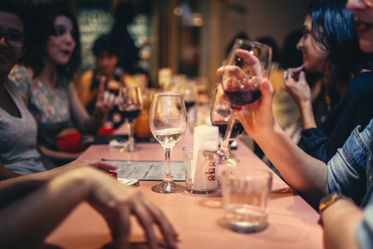 Amis partageant du vin à table